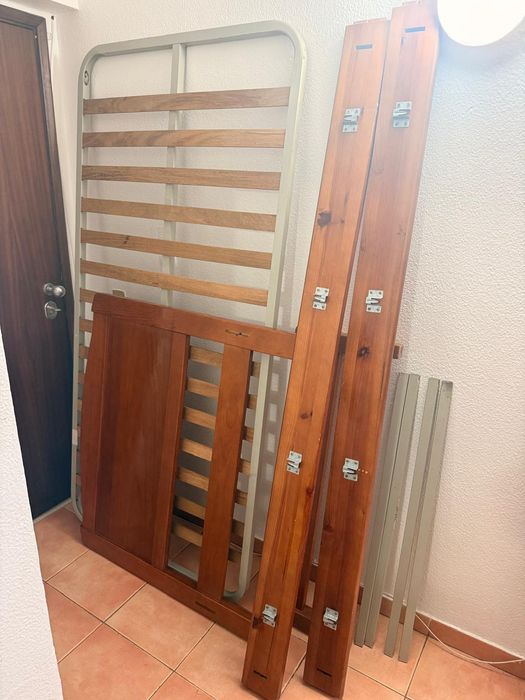 Vendo cama de solteiro de madeira maciça