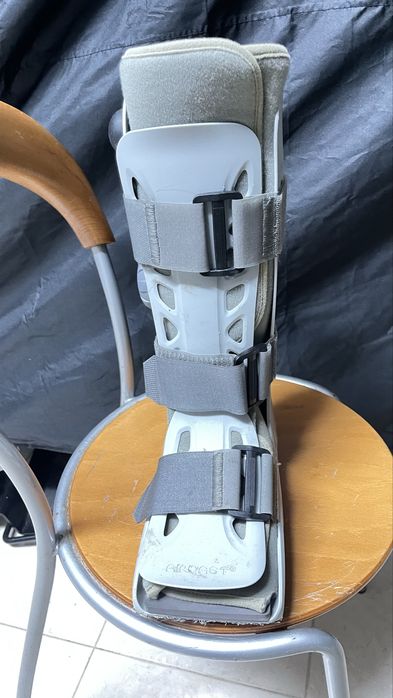 Bota orpedica , para uso de recuperacao cirugica ao pé