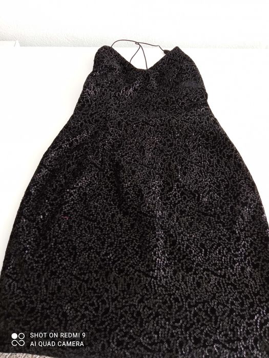 Vestido de cerimónia/festas, em preto, c/ lantejoulas e costas abertas