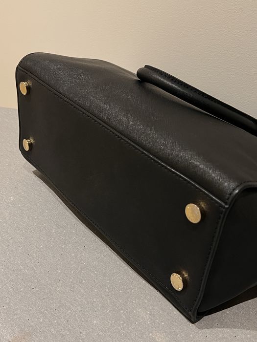 Mala Michael Kors com alça tira colo