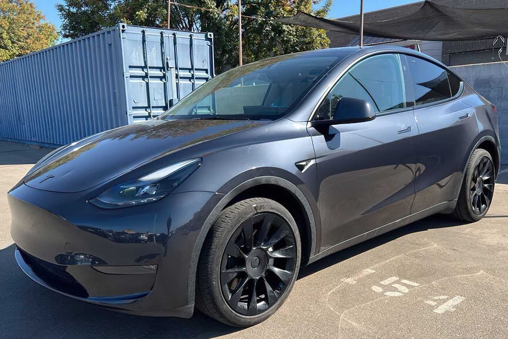 Tesla Model Y      2024