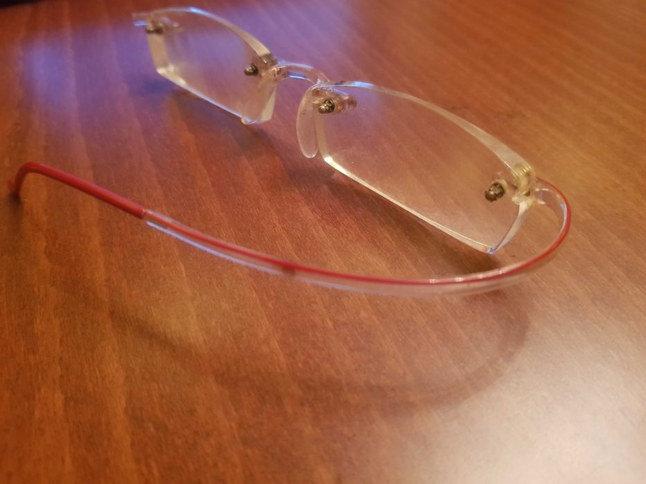 Zausznik czerwony okulary bez ramkowe