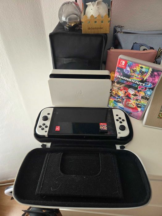 Nintendo Switch OLED + Mario Kart 8 Deluxe + cartão de memória 128GB