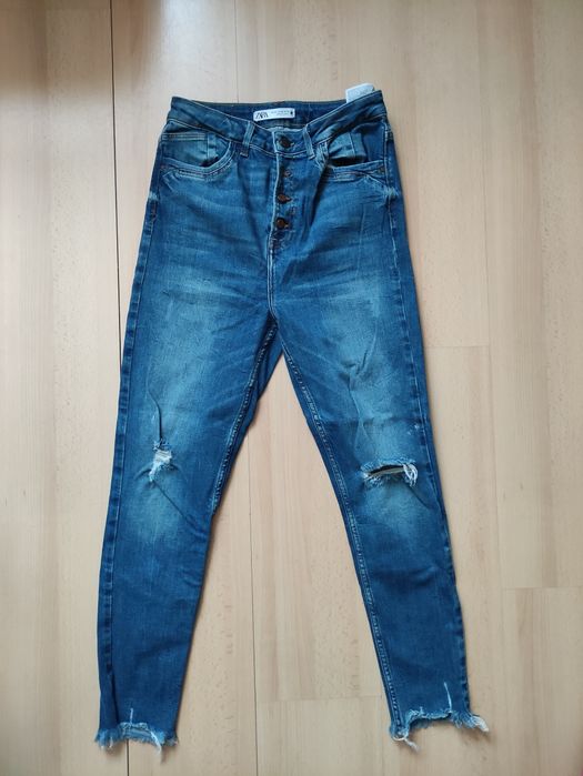 Spodnie damskie z dziurami