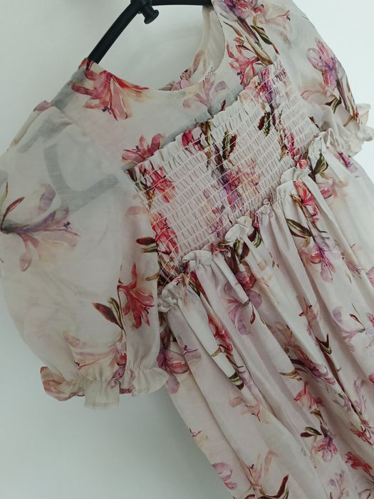 Святкова подовжена сукня Next з ліліями, 116 розмір