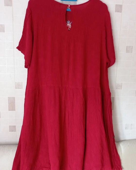 Неповторна вишита сукня Cameo Rose від New Look, темно-червона