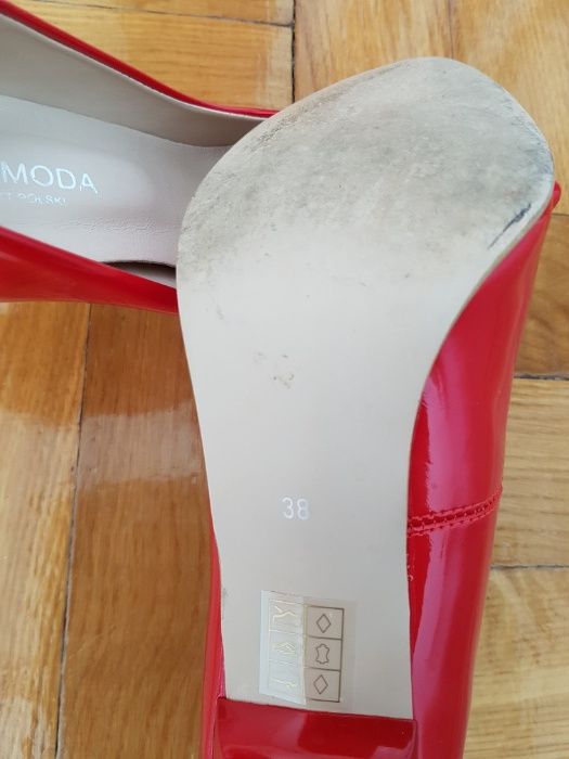 Buty na obcasie czerwone 38