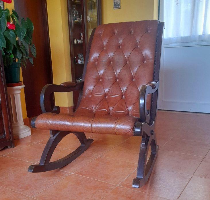 Cadeira de baloiço, estofada a pele genuína.