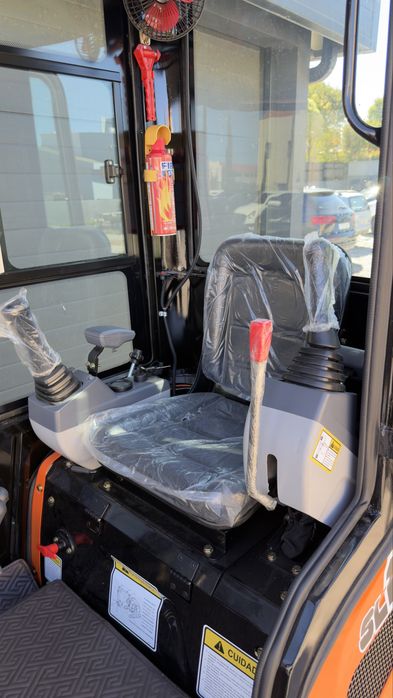 Mini giratória 1,2T com cabine e motor kubota nova