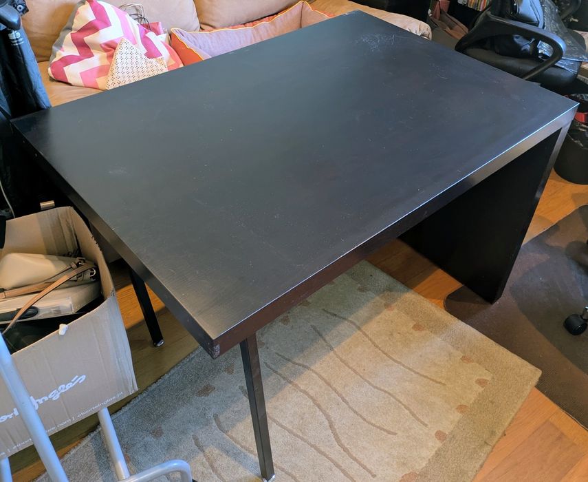 Secretária IKEA Preto-Castanho - Tampo Espaçoso