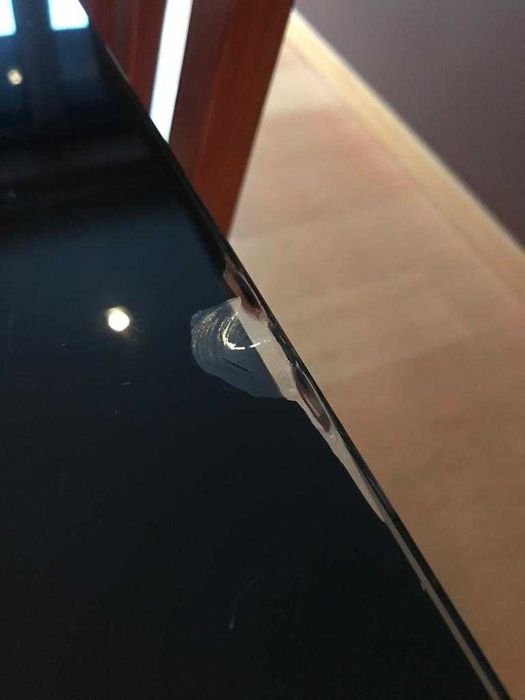 Mesa preta em aço com tampo vidrado