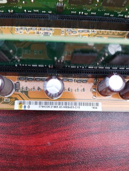 Материнська плата ASUS, оперативка DDR-2, ТВ-тюнер (все б/в)