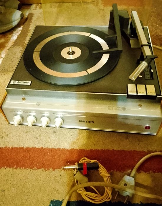 Gira-discos Philips GF 823