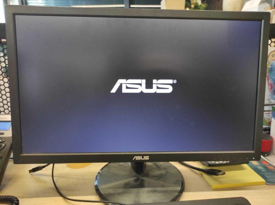 4 x Monitor, Samsung S23C650D, ASUS VP228