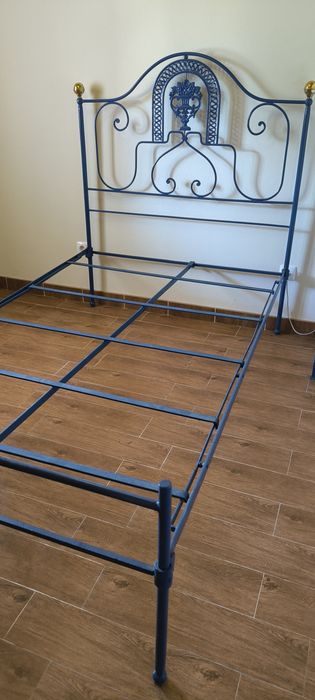 Cama de ferro antiga