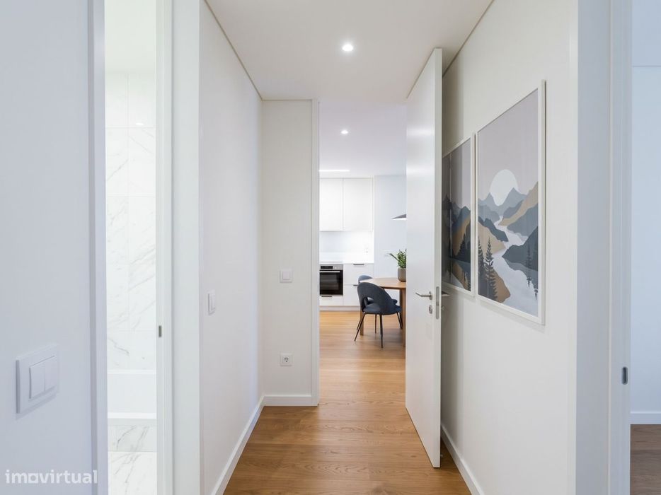 Apartamento mobilado com largo terraço no edifício Paço de Rei Plaza.