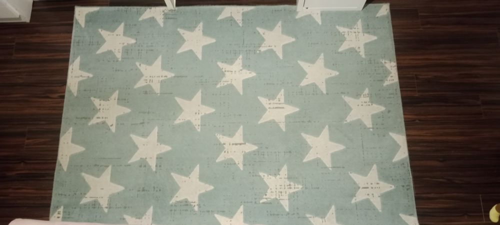 Dywan do pokoju dziecięcego - miętowy w białe gwiazdy.