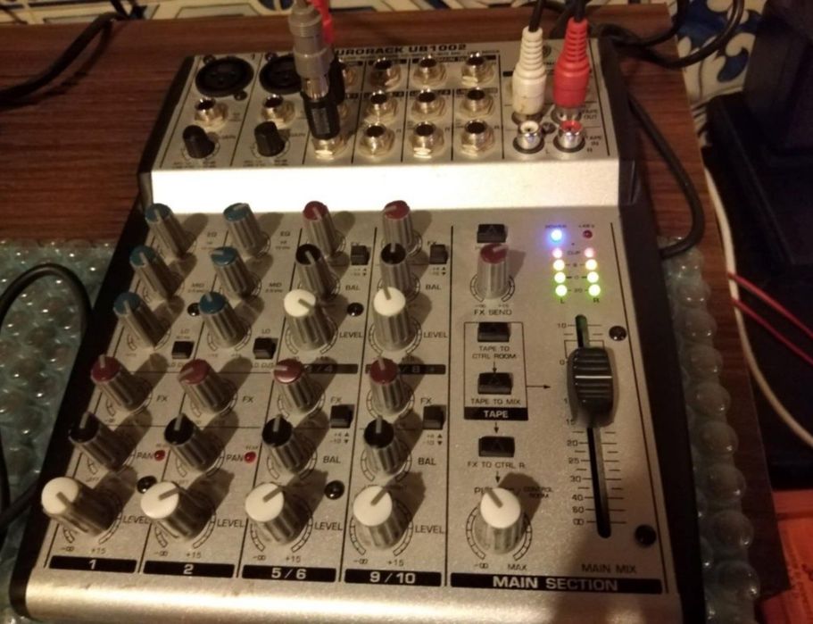 Mesa de mistura Behringer mod UB 1002