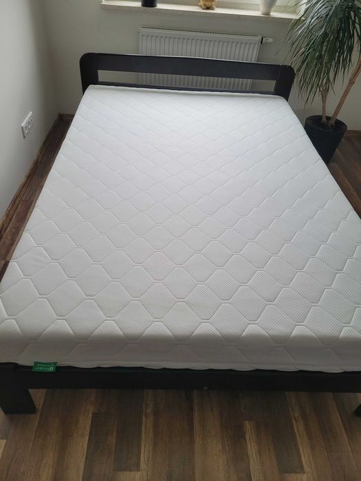 Łóżko drewniane sypialniane z materacem 140x200