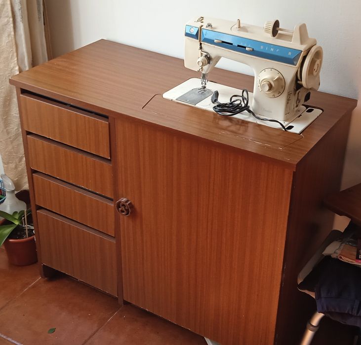 Máquina de Costura Singer (anos 80)