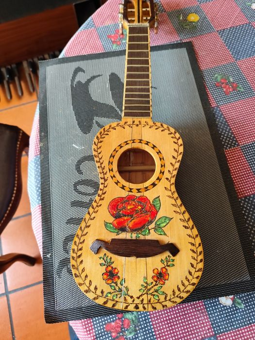 Cavaquinho novo, muito bonito e bom