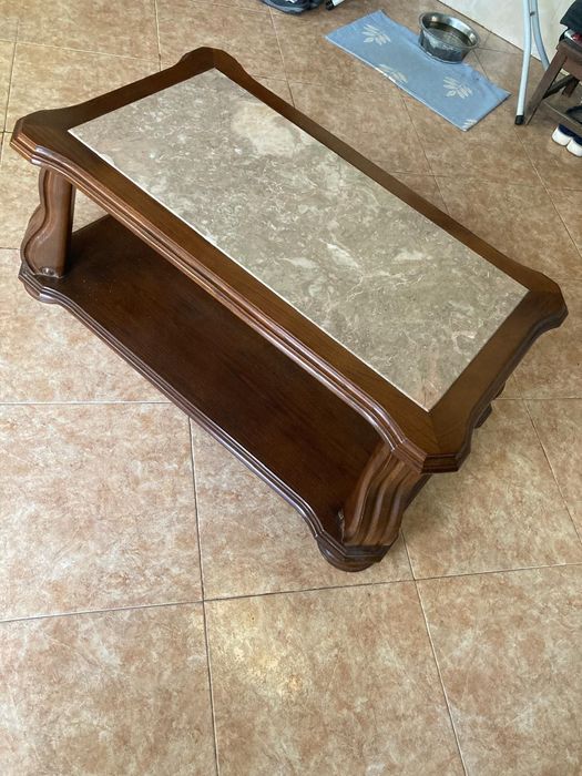 Mesa de jantar e seis cadeiras, mais mesa de centro sala em Madeira