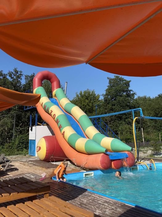 Гірки надувні 4 м і пластмасова 1,4