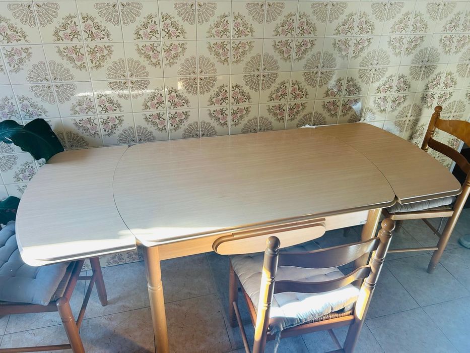 Mesa com 3 cadeiras extensível