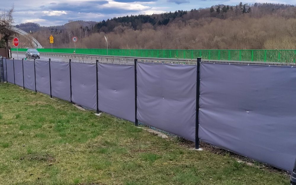 Maty ogrodzeniowe ochronne dekoracyjne na  panel ogrodzeniowy 250x150cm używane z demontażu  stan dobry 15 szt mat  na 38mb ogrodzenia cena za szt