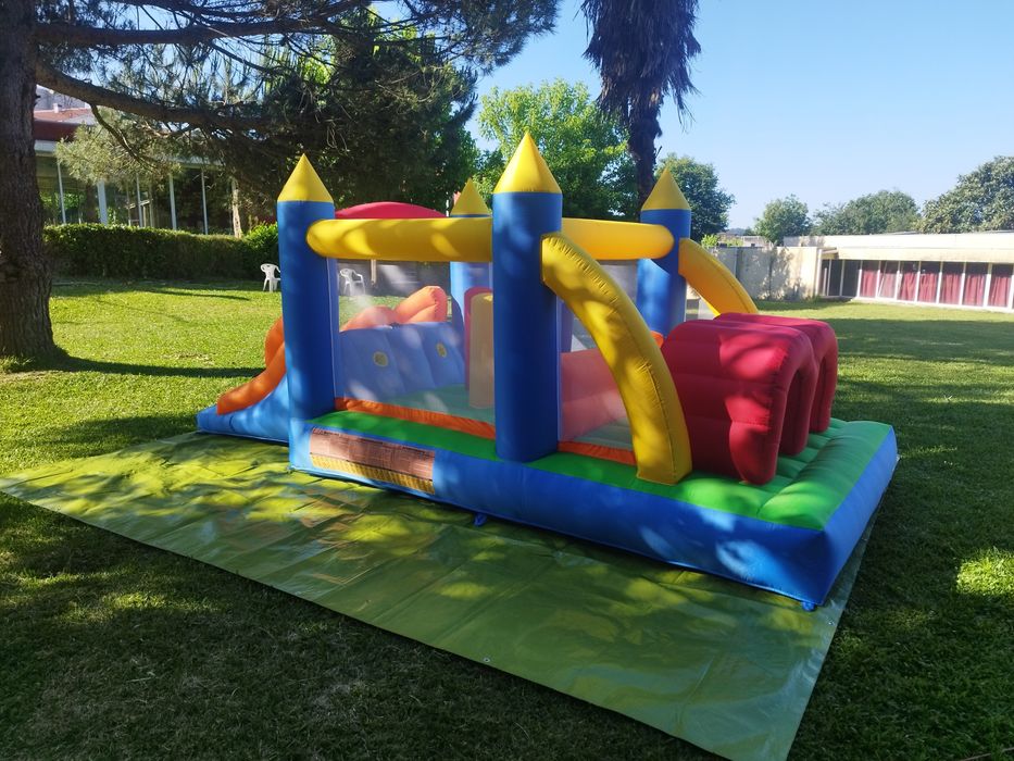 Insuflável pista de obstáculos