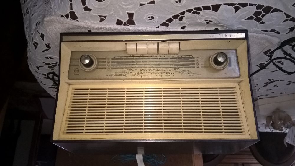 Rádio muito antigo da marca Philips