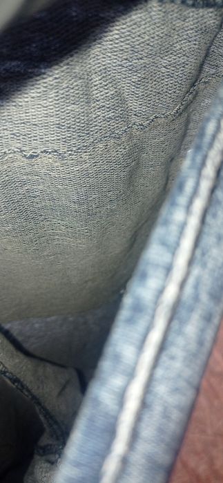 Spodnie jeansowe na gumce z wadą