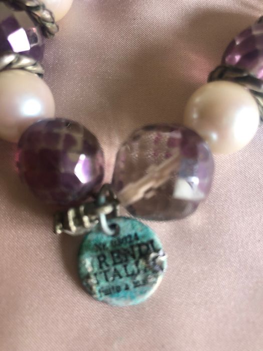 Pulseira antiga composta por pedras e elementos de vidro
