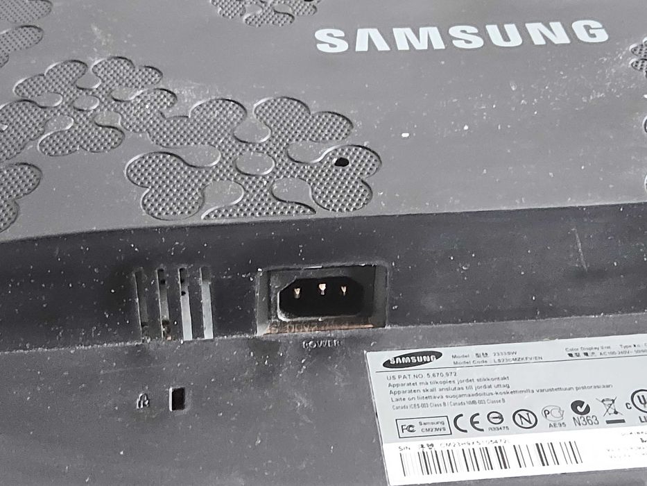 Samsung 233SW, w zestawie VGA i kabel zasilający