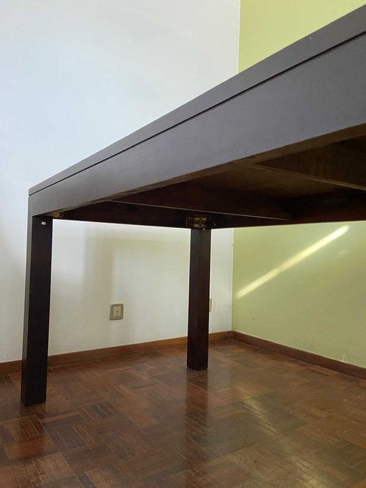 Mesa de madeira de jantar