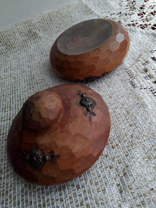 Ręcznie rzeźbiona szkatułka