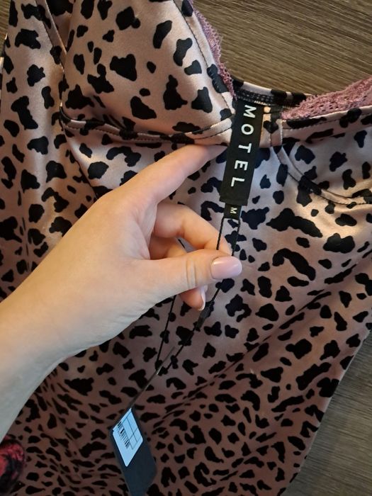 Sukienka na ramiączkach w panterkę Motel (posiada wady)