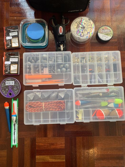 Bolsa Caperlan com diversos acessórios e material de pesca.