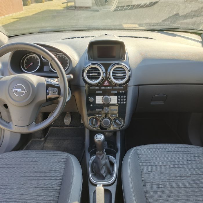 Opel Corsa D  1.4 16v Benzyna