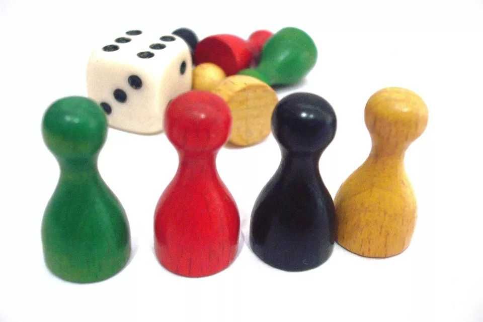 MAJORA - 8 x Pinos em madeira antigos - anos 50 + 1 dado -