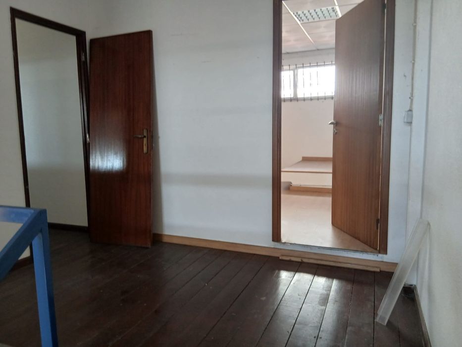 Armazém 350 mt2 junto ao ic2 Coimbra