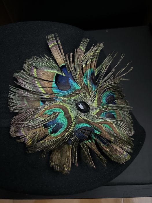 Czarny kapelusz pawim oczkiem