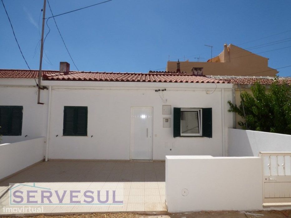 Moradia térrea geminada totalmente renovada, localizada a 1 km do c...