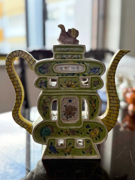 Jarro chinês em porcelana famille verte com figuras