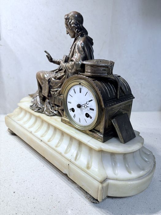 Raro antigo relógio de lareira francês V. Maugis com figura religiosa