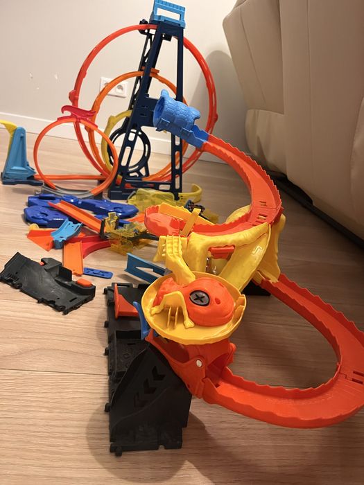 Dwa niekompletne zestawy hot wheels