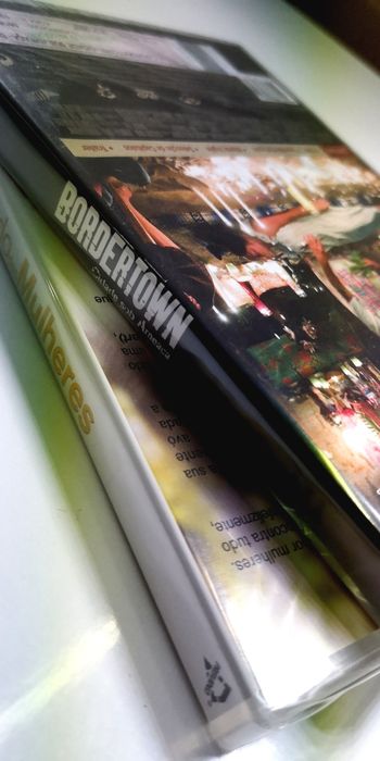 DVDs: "No mundo das mulheres" e "Bordertown Cidade Sob Ameaça"