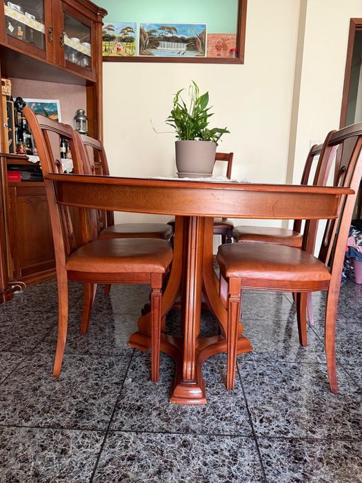 Mesa,cadeiras e movel