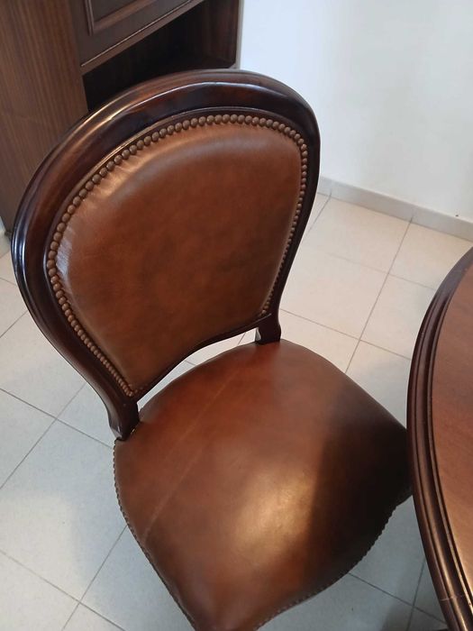 Mesa redonda extensivel classica e 4 cadeiras em pele