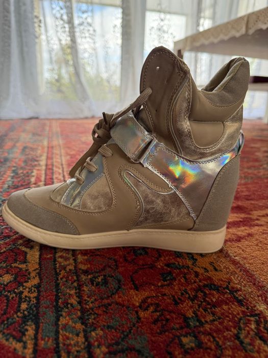 Buty z ukrytą koturną 40
